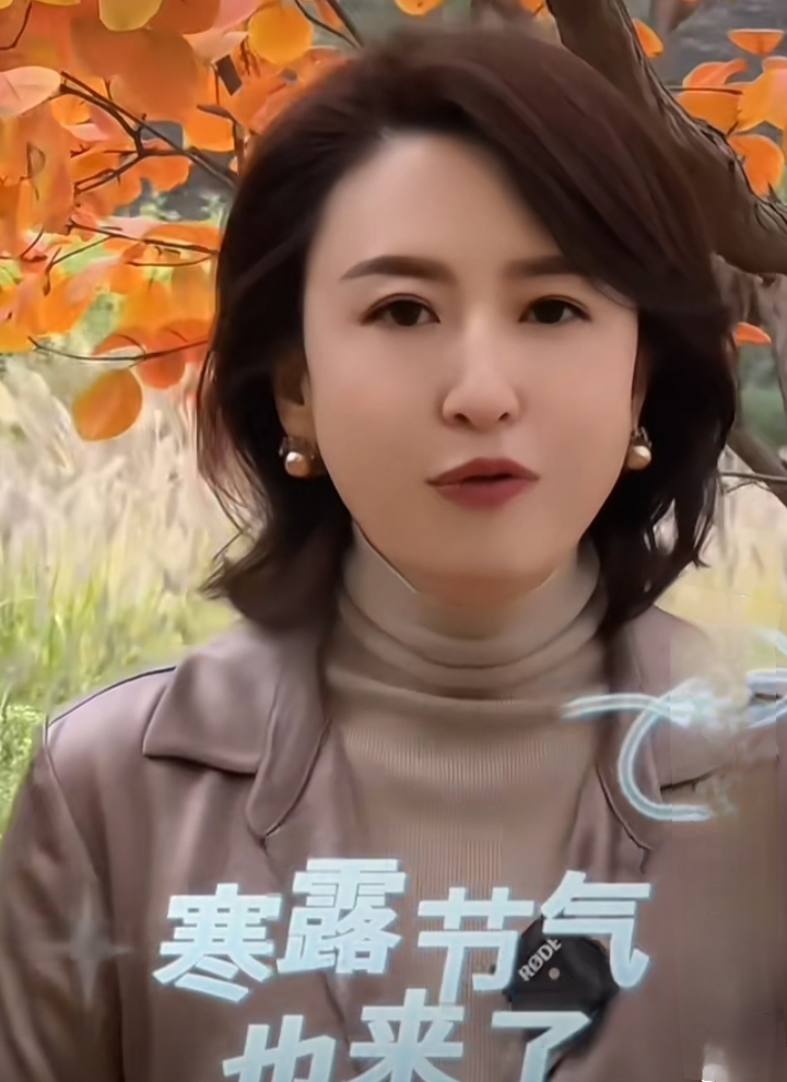 张蕾亮相文化活动，素雅穿搭尽显东方知性韵味