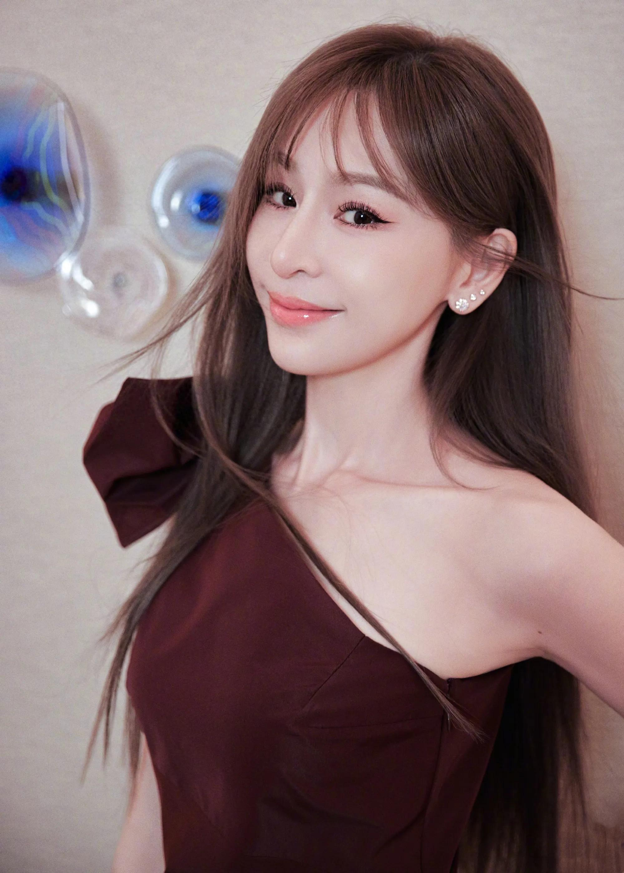 王心凌酒红短裙少女感十足