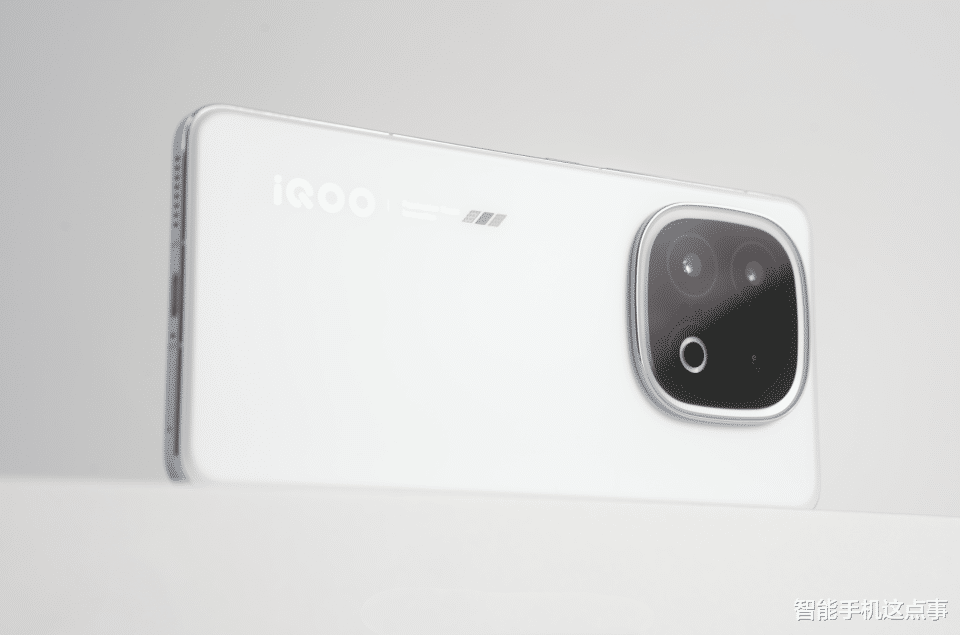 iQOO 15与一加15均再次被确认：屏幕、性能、系统，谁会是赢家？