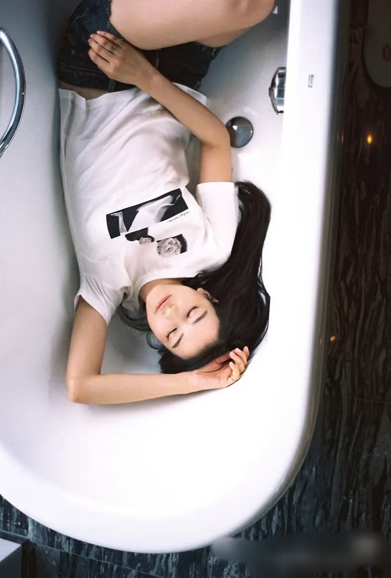 高圆圆：也拍浴缸照，还换了三种颜色的高跟鞋，却有不一样的感觉