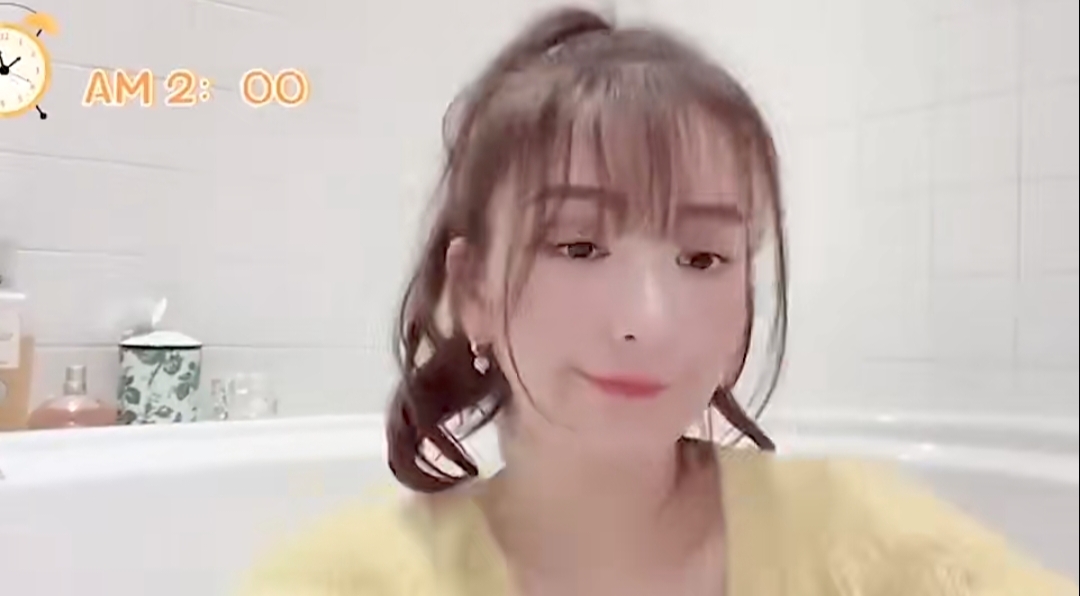 方媛晒新孕照，这次她亮出大肚皮，不再优雅了，俩女儿头发乱糟糟