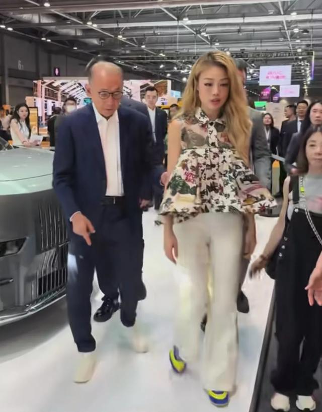 82岁杨受成与44岁容祖儿出席活动，一个像女王，一个像保镖！