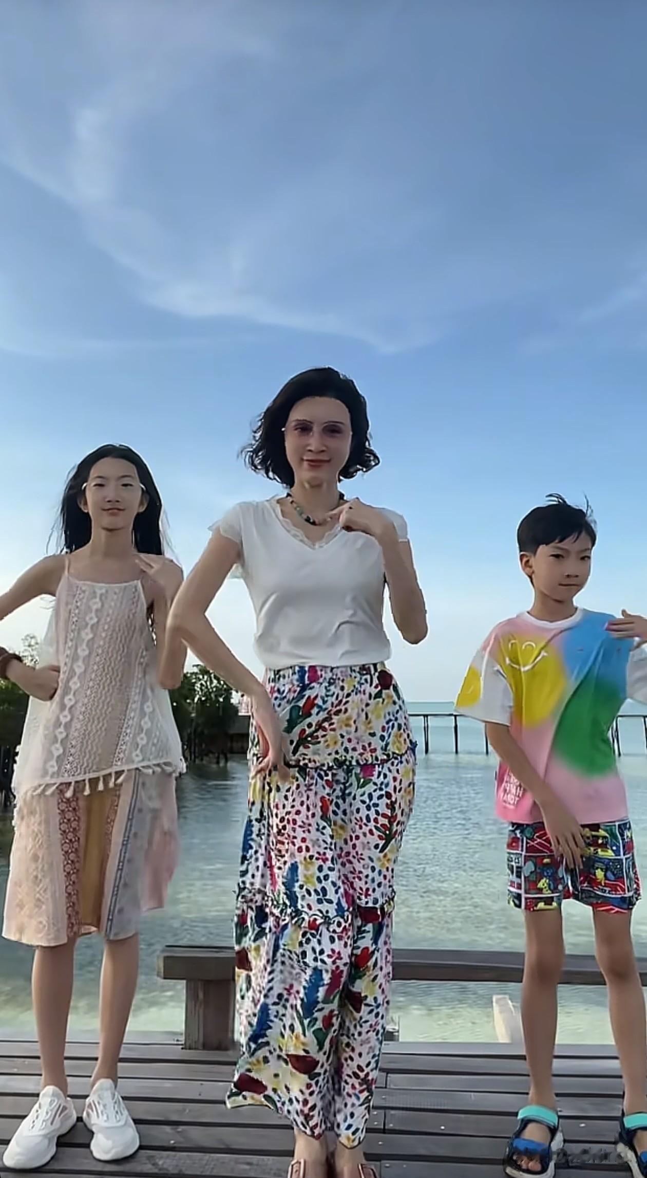 50岁金巧巧和儿女一起跳手势舞!她身材苗条,颜值太抗打了