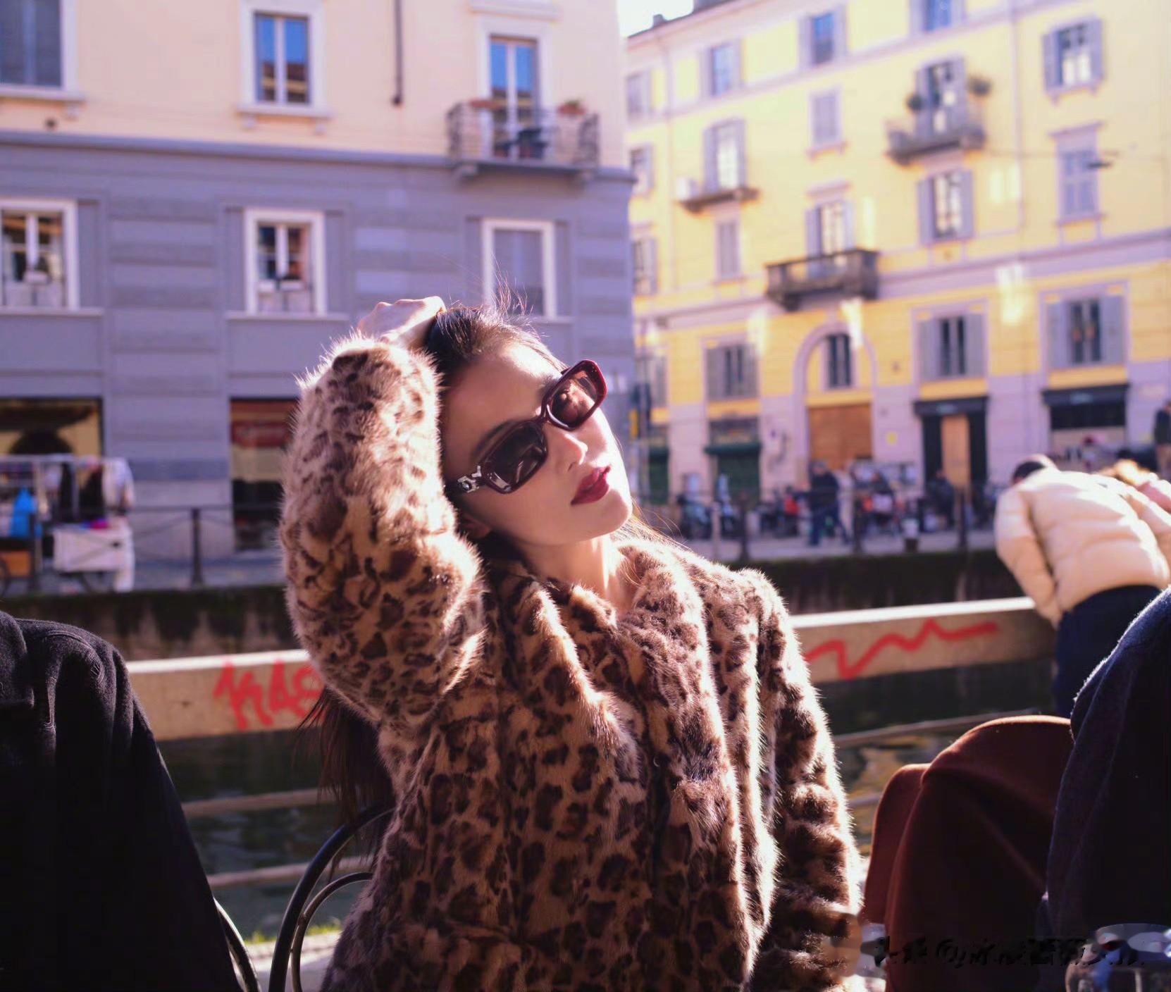 张馨予米兰街头豹纹穿搭,惬意享受意式美食,复古时髦感拉满