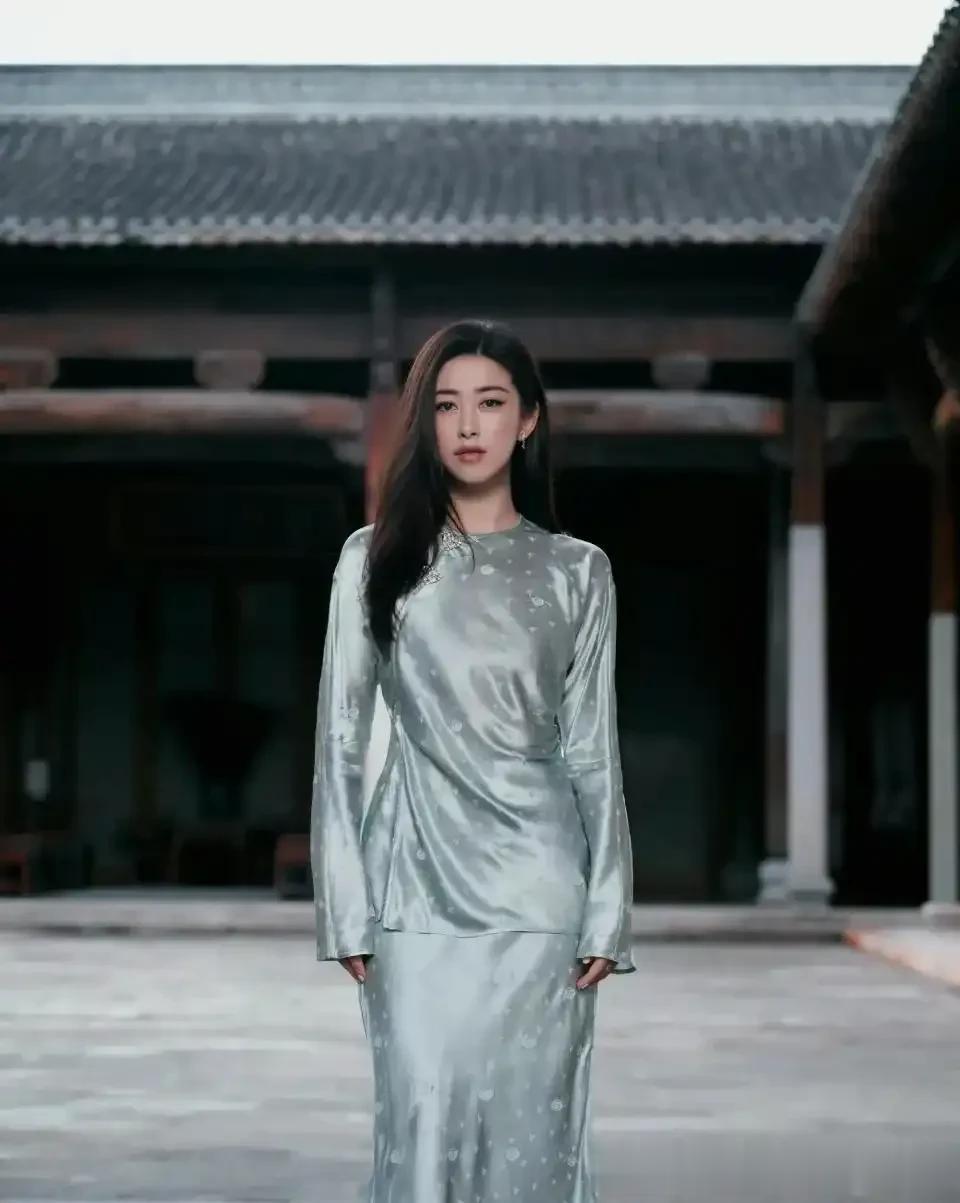 41岁朱珠秋日穿搭火了：浅绿色旗袍裙、复古提花针织衫，减龄10岁