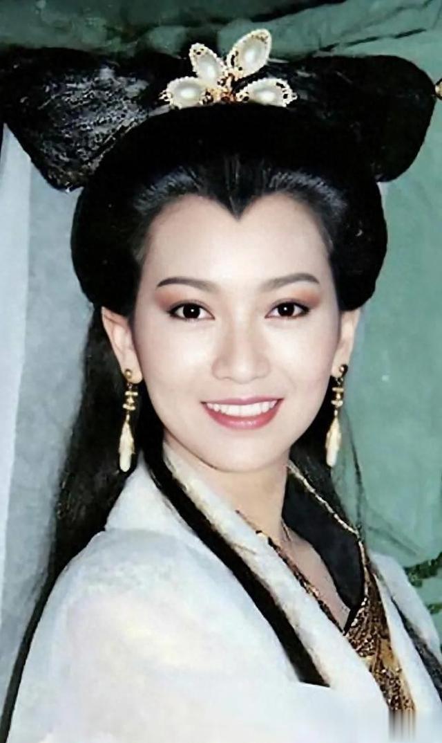 赵雅芝直播间被骂一把年纪还出来卖笑,气得手发抖还坚持介绍产品