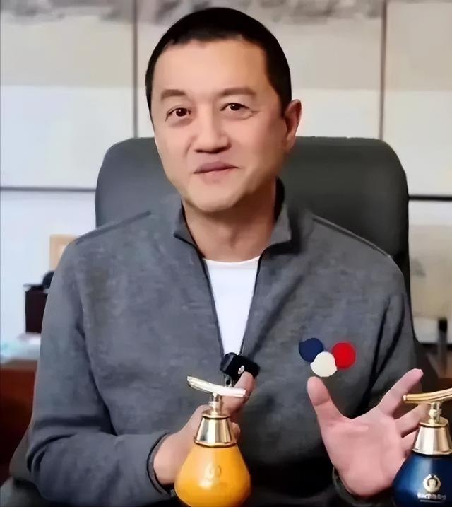 王菲没想到,自己负债累累的前夫李亚鹏,竟走了另一条“上坡路”