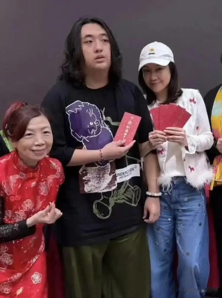 吴镇宇儿子近照曝光！17岁费曼胖成发面馒头，网友：这画风不对呀