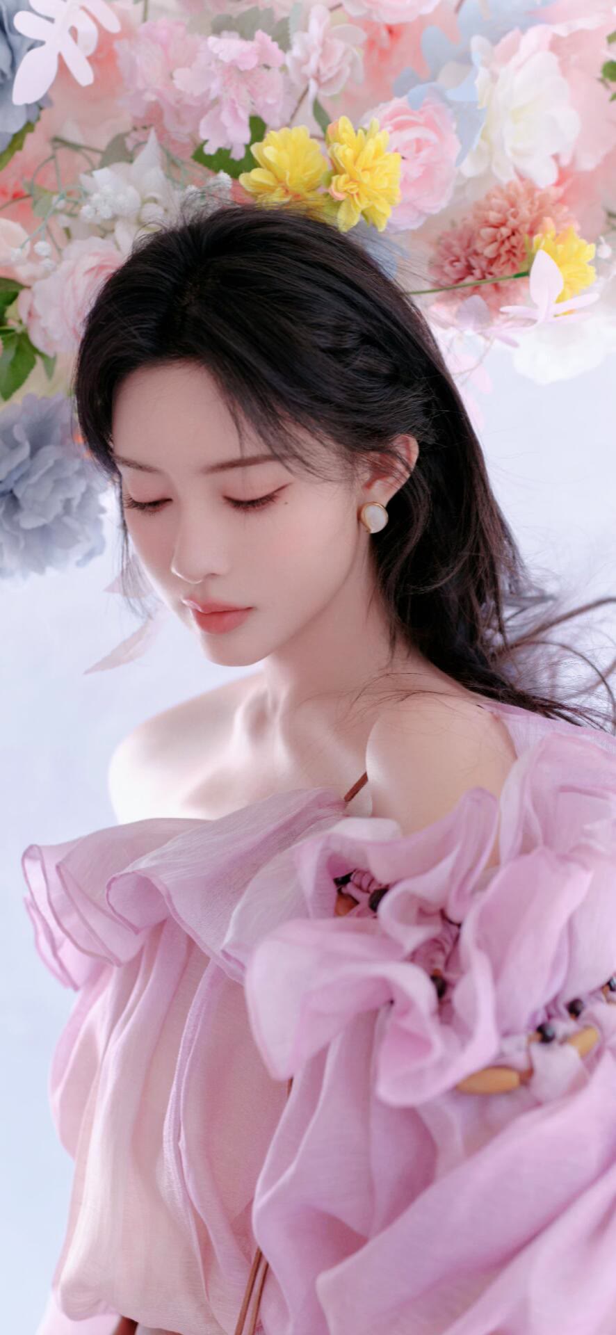 孟子义这组图好仙！粉花衬得气质更柔