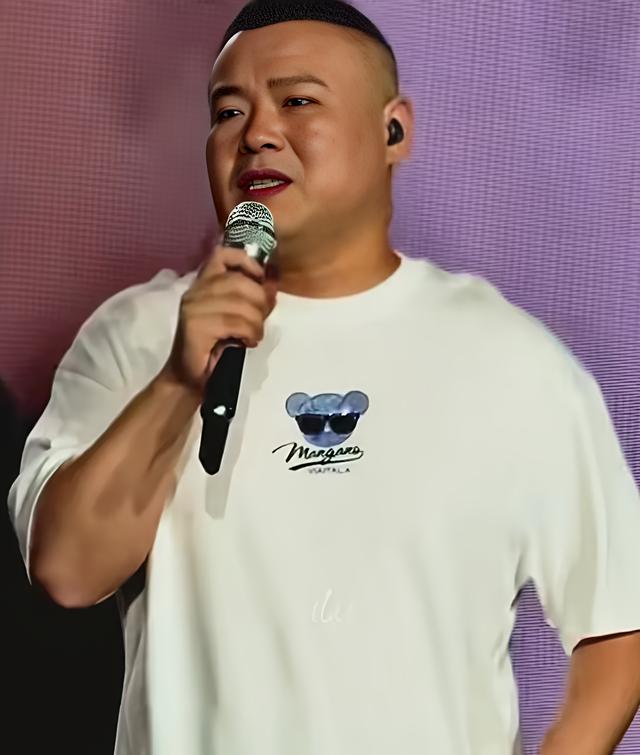岳云鹏演唱会上，郭德纲当众“拆台”：花那么多钱，唱这破歌儿！