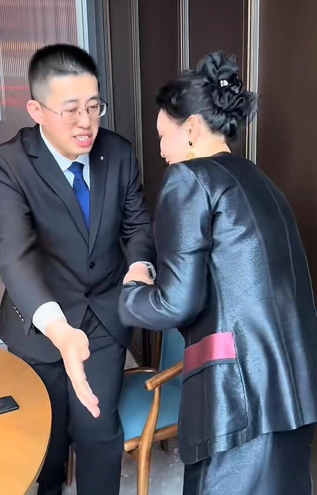 小井与张兰见面！拥抱并轻抚后背，张兰打扮精致，戴黑花悼念大S