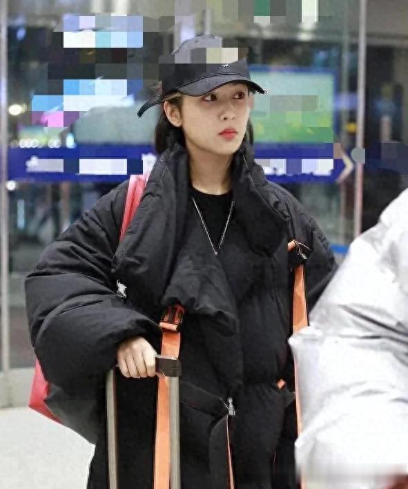 杨紫机场私服真时髦！黑色羽绒服+红裤子+棒球帽，减龄又高级！