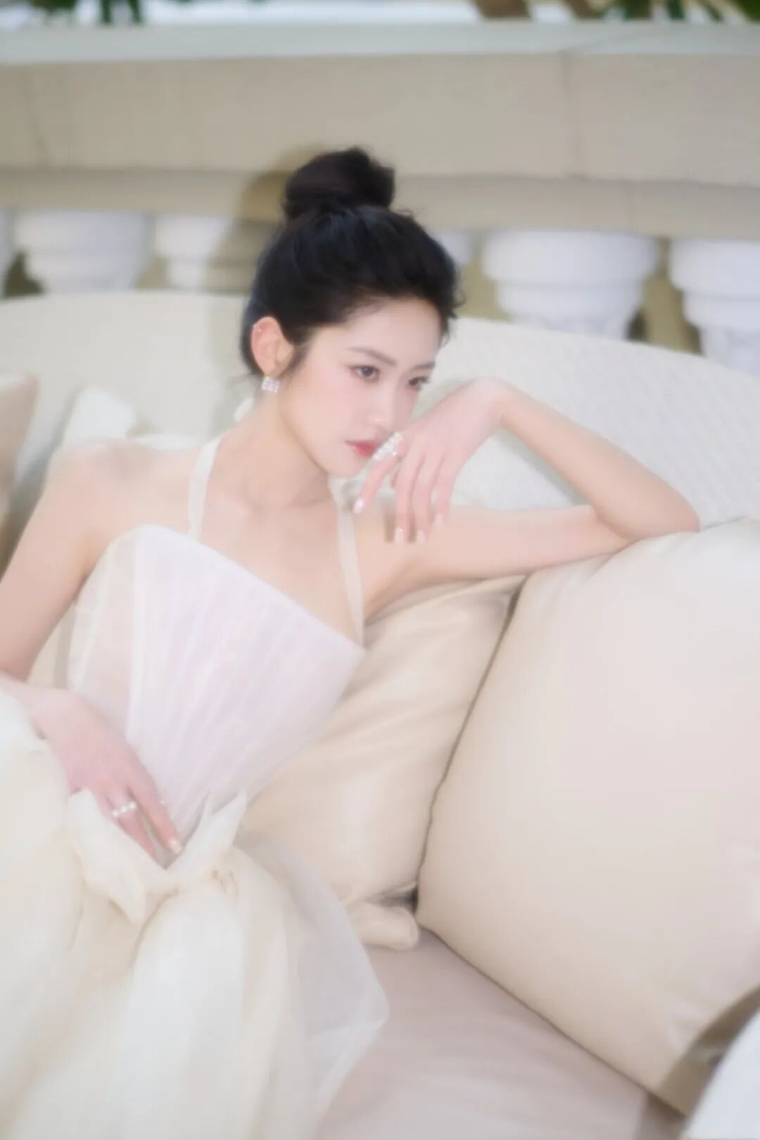 向涵之，白裙穿搭，仙气少女甜美上线