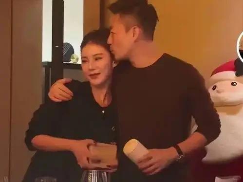 巴黎偶遇汪小菲夫妻!马筱梅孕肚快藏不住,相处细节暴露感情现状