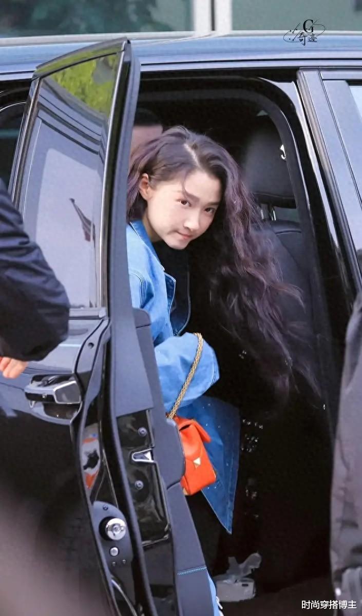 27岁关晓彤风格大变!一头“羊毛卷”太吸睛,网友:以柔克刚!