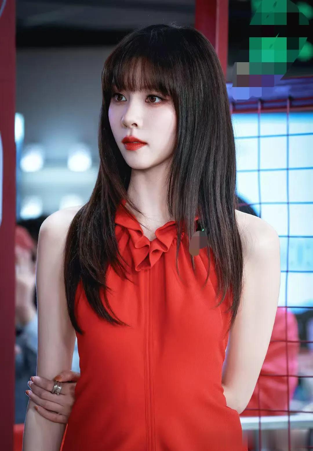 宋妍霏换风格后真惊艳！穿红色挂脖露背裙，美出新高度！