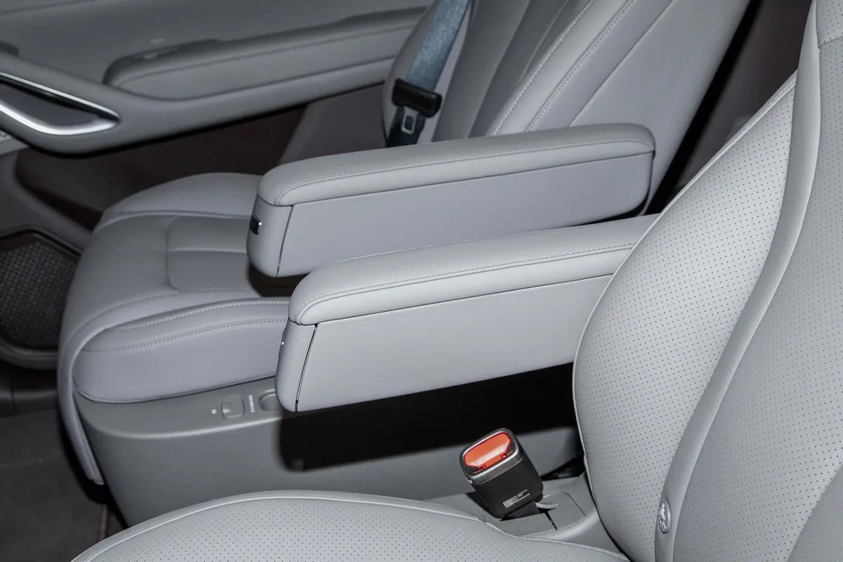 试驾2026款腾势N9,全系标配易四方、2.0T插混,上新五色惹人爱。