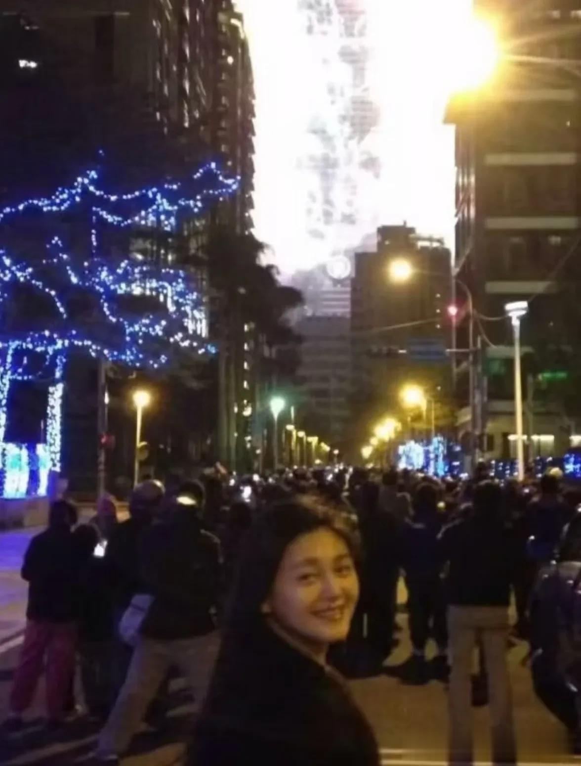 小S更新和徐妈妈跨年照，两人眼中有泪，粉丝晒大S旧照让人泪目