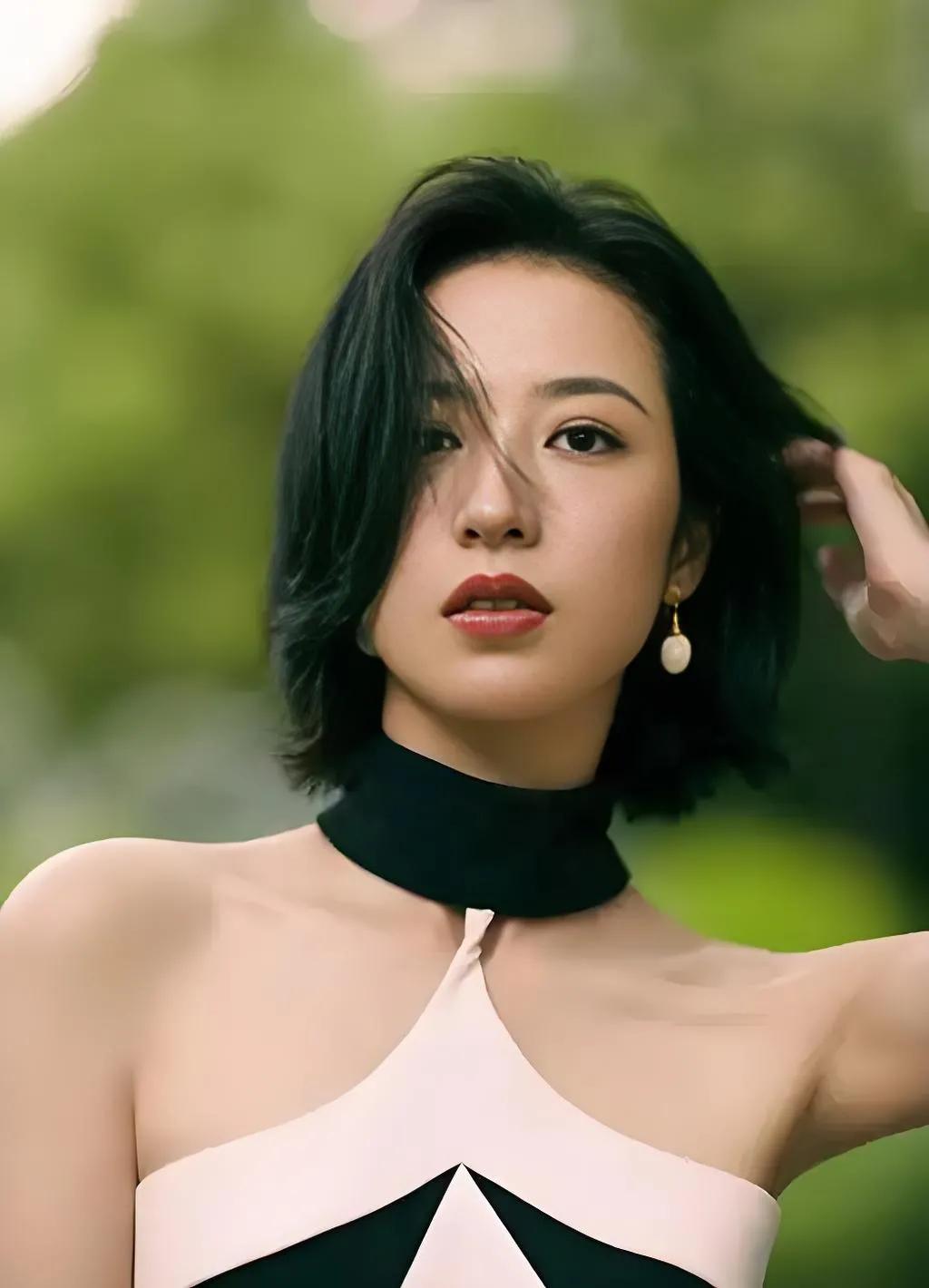 央视主持人周雨彤