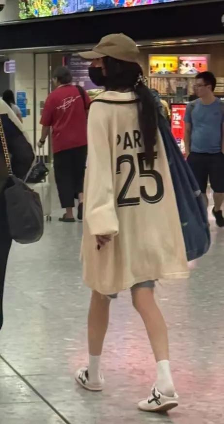 38岁杨幂素颜赶路香港!踩8000元鞋当拖鞋,只为见女儿小糯米