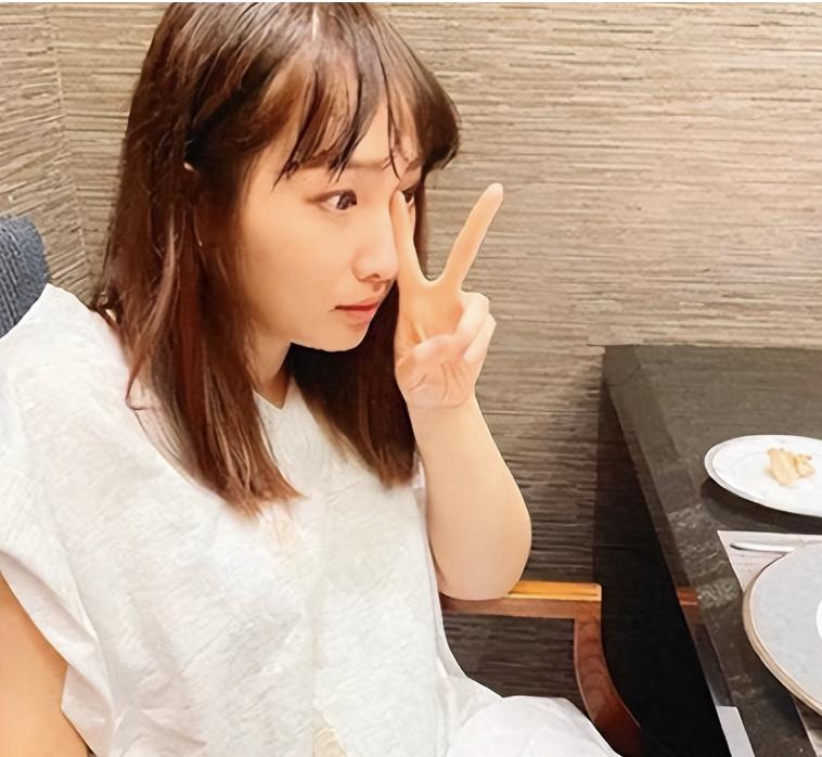 原来她早已去世！墓园和寿衣都是自己定的