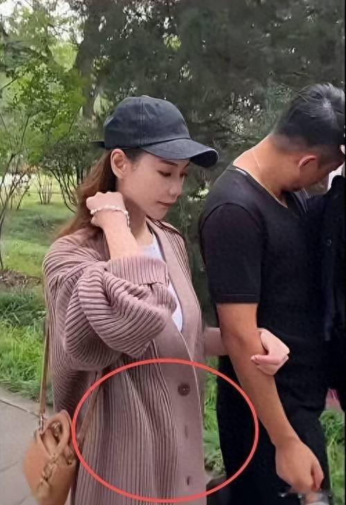 马筱梅吐槽孕肚太大变焦虑，累到直不起腰还得直播，汪小菲太有福