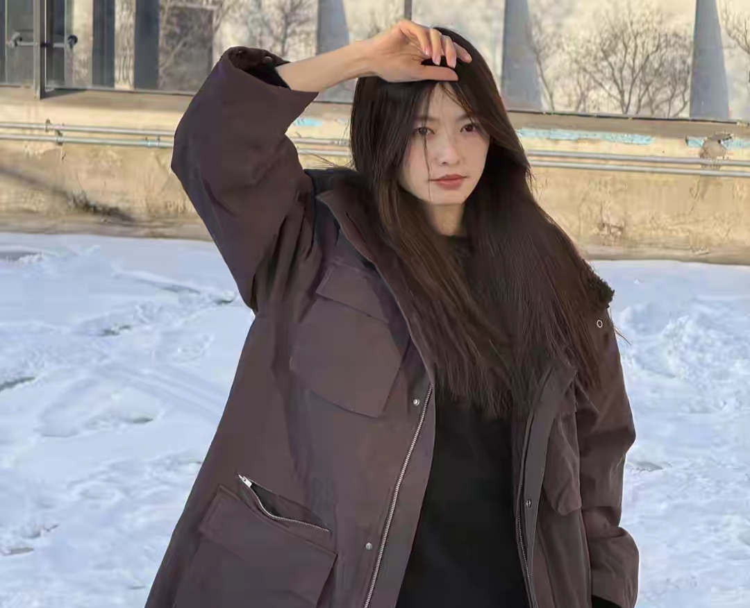 马吟吟北京赏雪，深紫棉衣配长发造型慵懒又漂亮