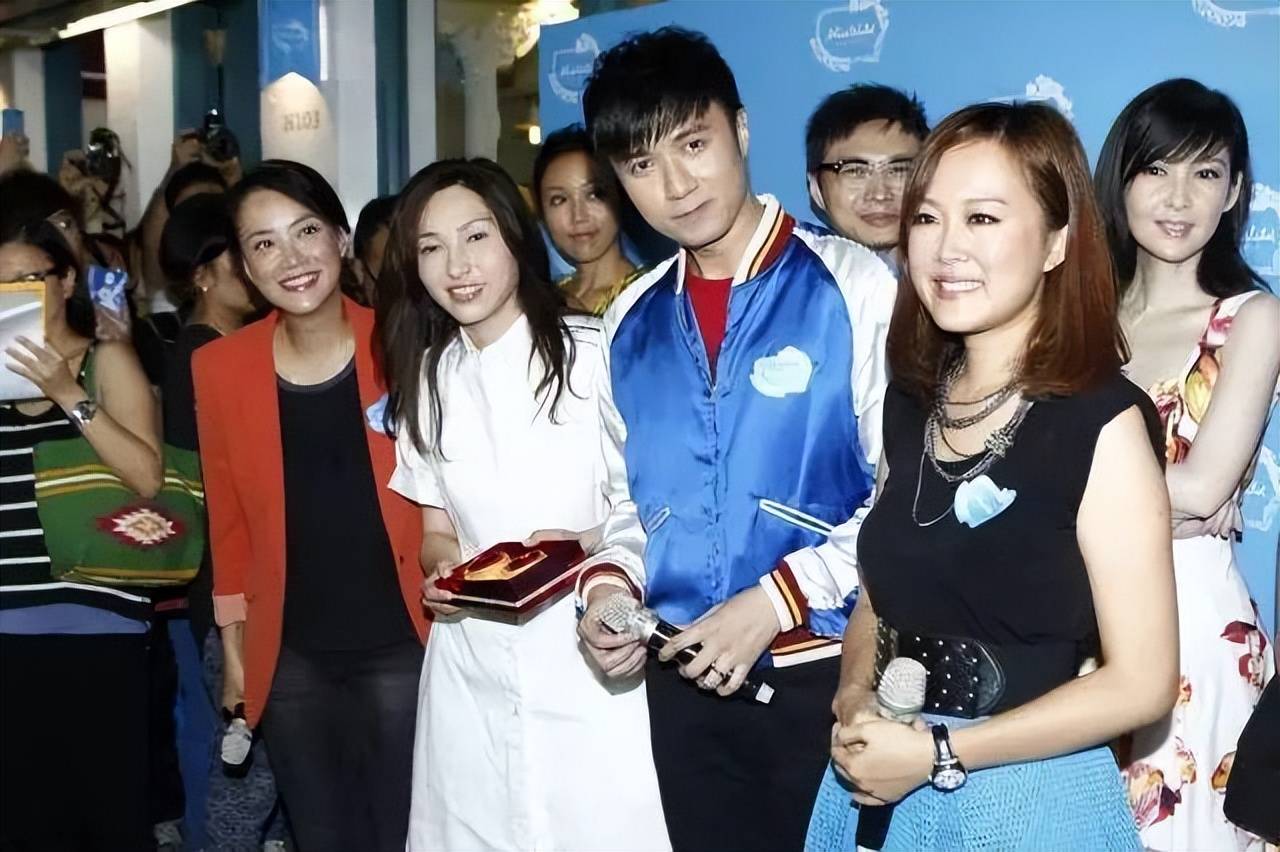 自愿当22年“保姆”，52岁冒险为古巨基生娃，现安稳享受阔太生活