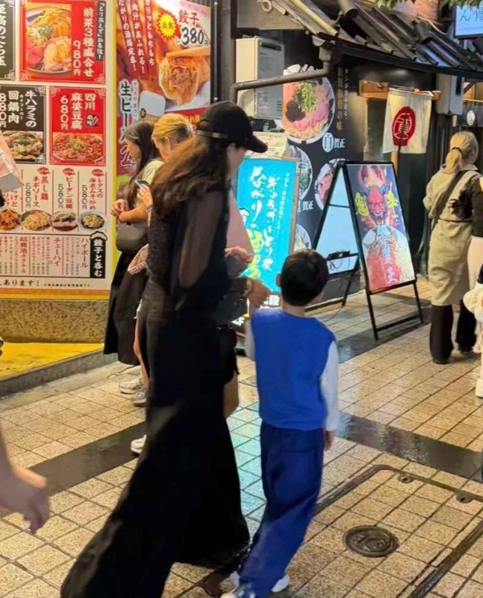 章子怡专心带俩娃玩！陪10岁女儿挑战飞拉达，汪峰陪森林北和继女