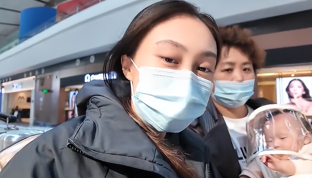 水亦诗首次晒出妈妈的正脸照，母女脸型一模一样，抱着外孙女出镜