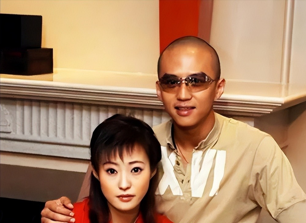 与刘烨离婚 5 年后,她独自带着双胞胎儿子生活,郝蕾如今后悔吗?