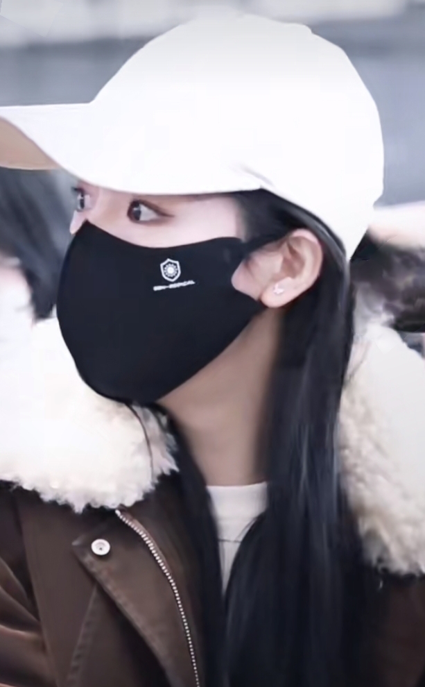 陈丽君穿毛绒领外套配棒球帽,清冷又精致,颜值气质双在线