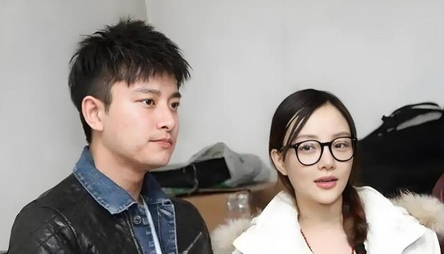 网友又曝出了贾乃亮李小璐和霍思燕杜江夫妇带着孩子，一起出去玩的画面