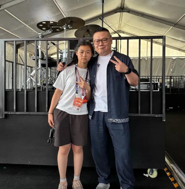 岳云鹏五一携13岁女儿工作