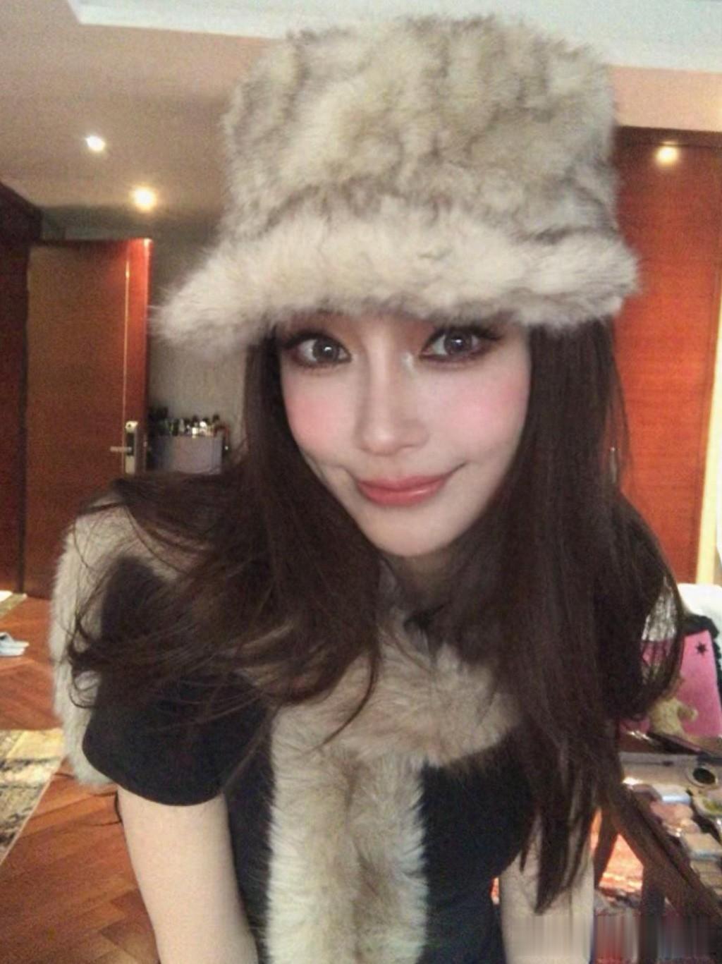 Baby晒最新美照，化大浓妆网红气好重，往日清纯形象不在