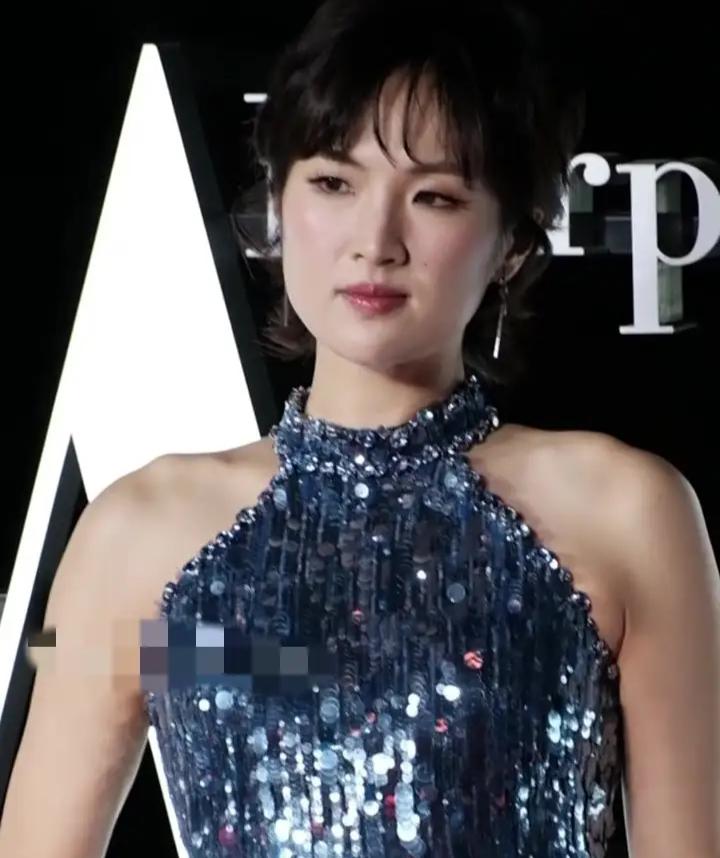 姚安娜登芭莎红毯，挂脖亮片裙配短发尽显优雅贵气