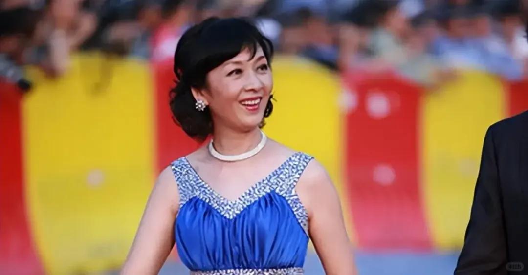 她因流氓案“逃往”美国,39年后,郭德纲说的话终于应验