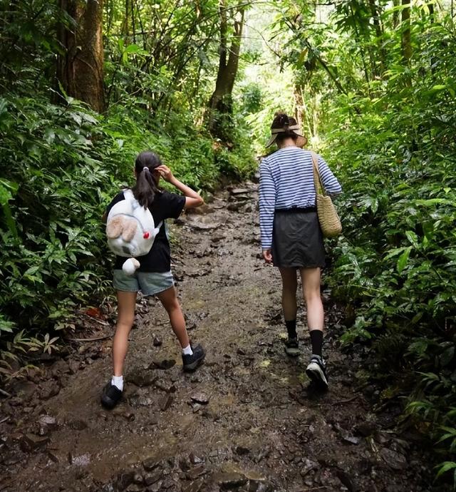 孙俪一家去美国度假，3套穿搭很少女，短裤显腿长，普通人也能学