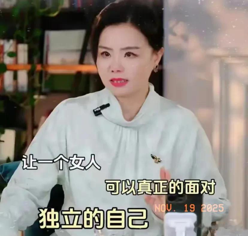 原来是老锣出轨!龚琳娜49岁才明白:婚姻里最狠的真相
