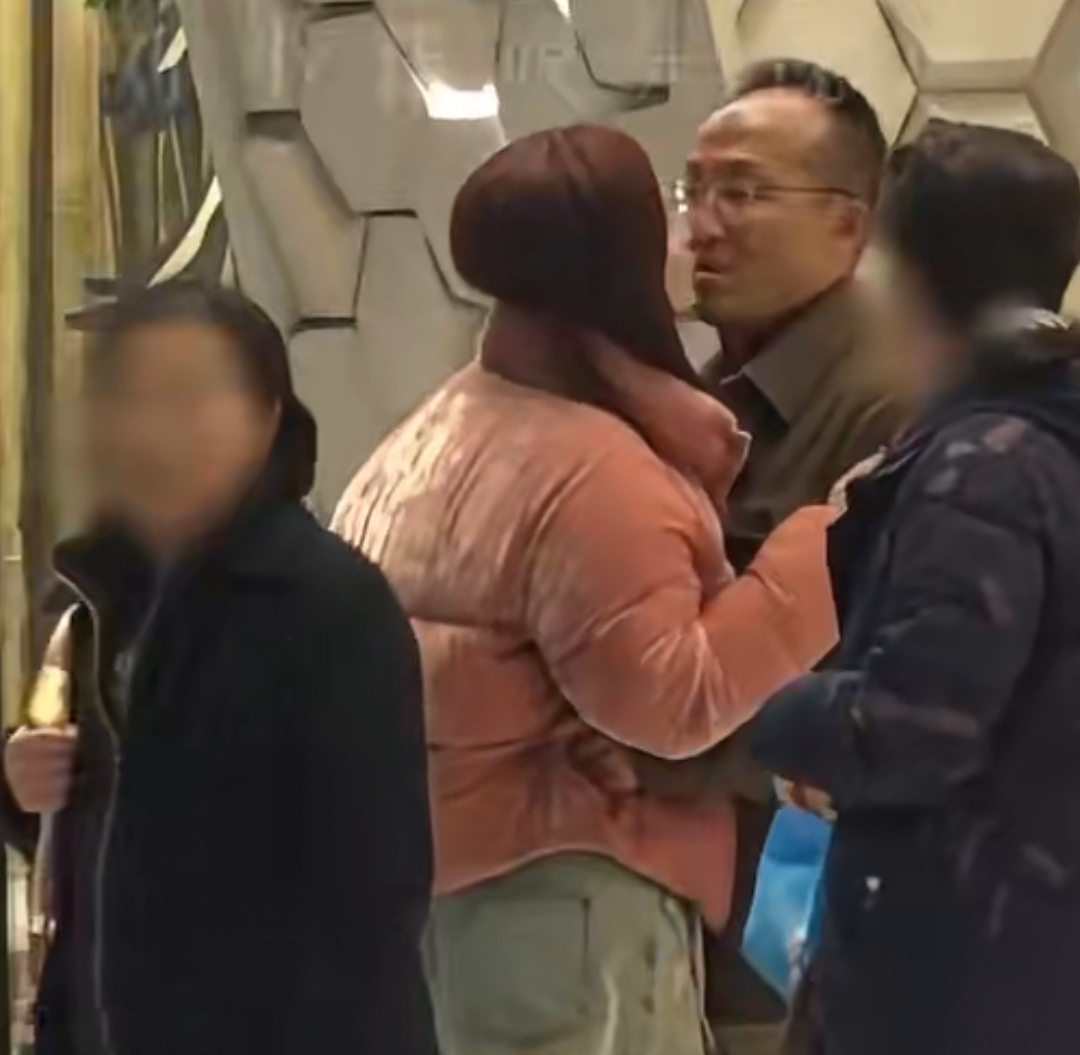 张萌和她老公加起来快一百岁的人了，还是跟小年轻一样腻歪