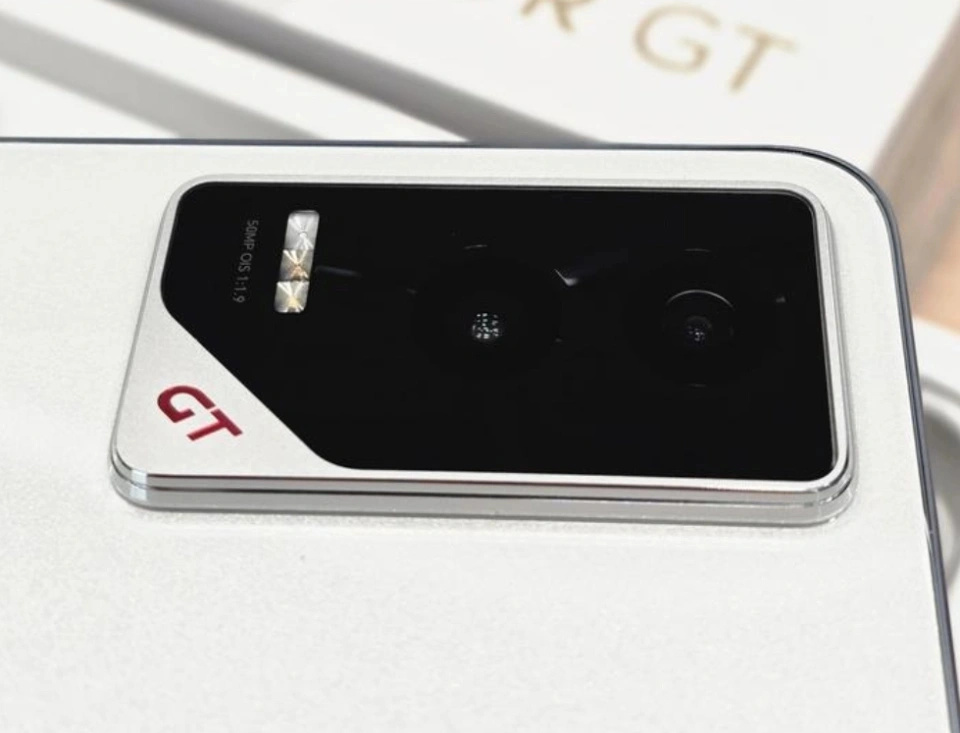 榮耀“不講武德”，從2199元跌至1373元，旗艦手機降成“千元機”