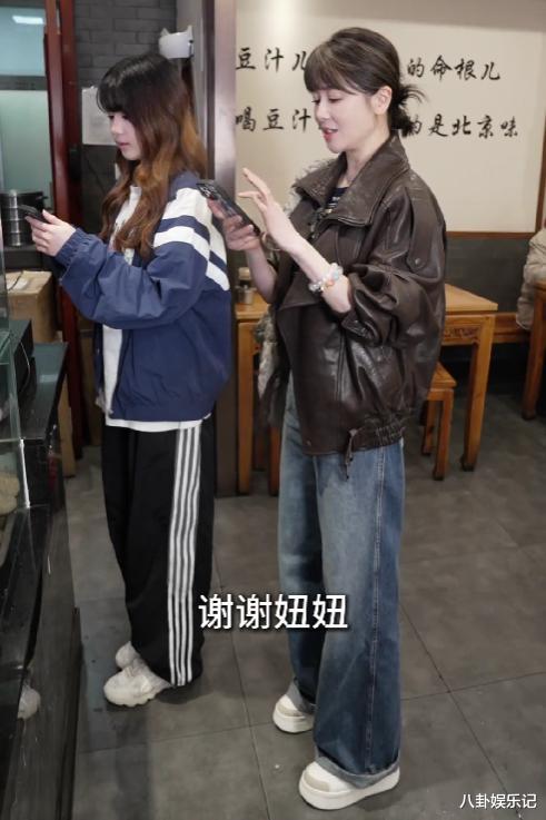 左小青母女挑战喝豆汁！左小青闻都不敢闻，女儿高子淇却连喝两碗