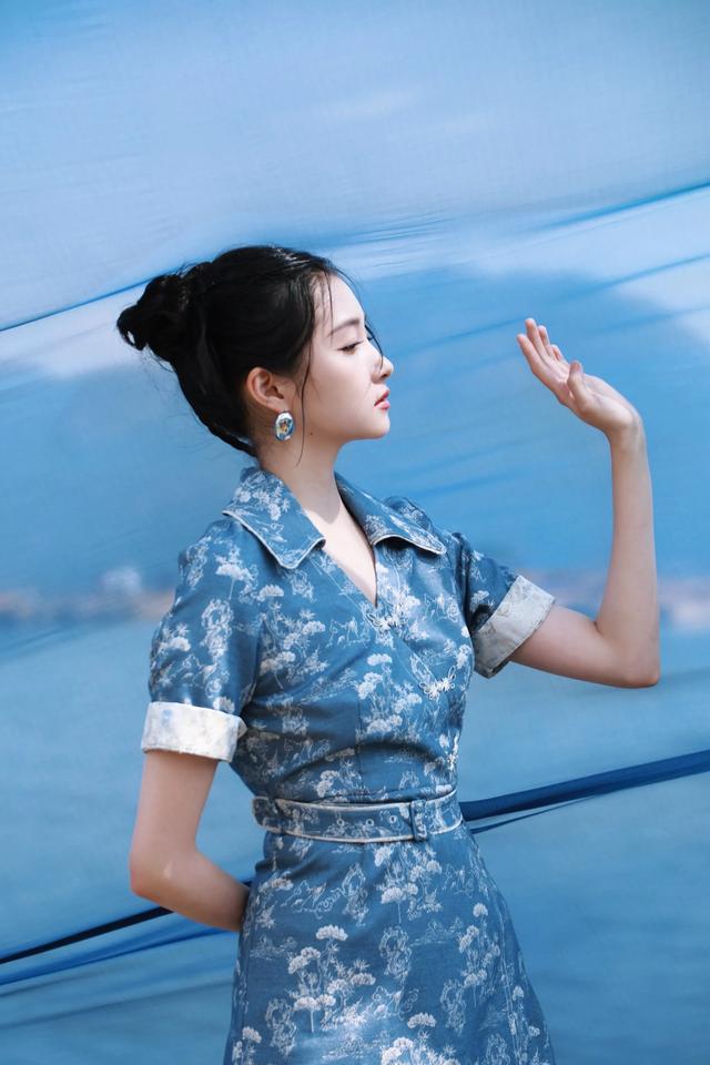 关晓彤最新美拍，身穿蓝色连衣裙状态超绝，和鹿晗分手后更坚韧了