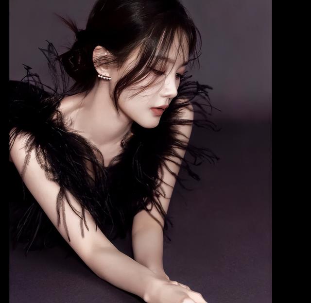 李一桐黑色毛领深V裙,大秀美背,性感又纯欲!