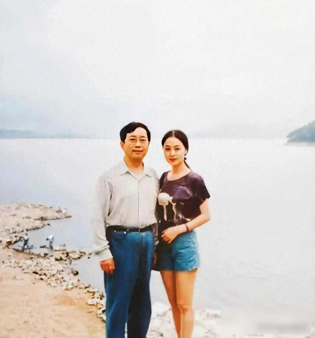 63岁黄梅戏女神,余秋雨出轨小16岁演员,背后藏着多少不为人知的泪?