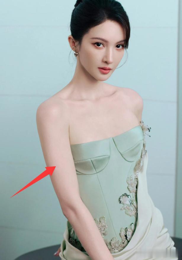 金晨现身上海车展，生图下瘦成皮包骨，蛇精脸、歪鼻子好抢镜