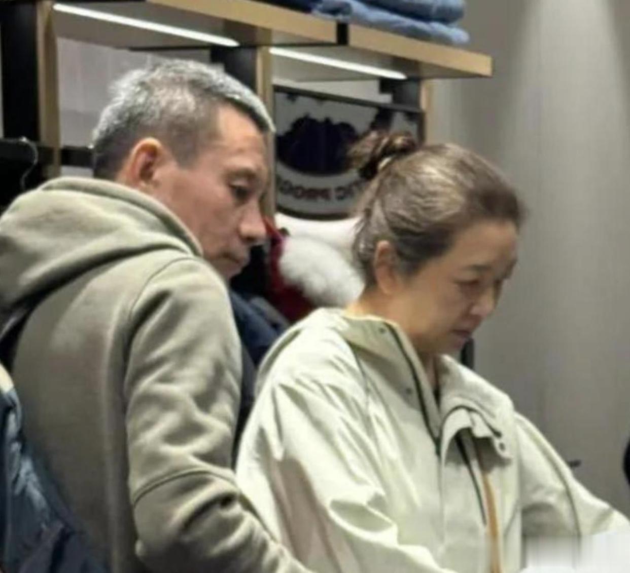 被57岁江珊惊艳,白发肥胖,不整科技脸,美人迟暮但气质还是很好