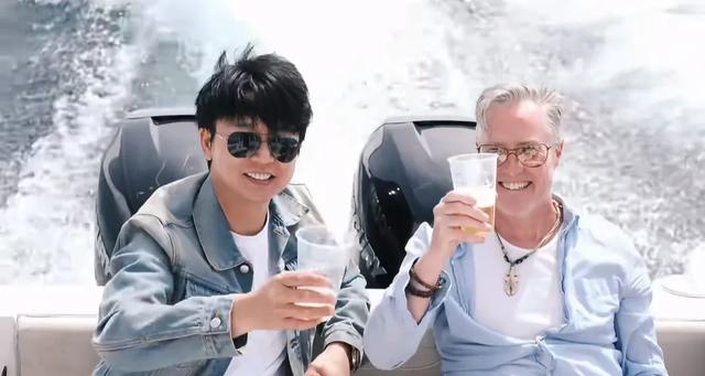 54岁刘奕君在温哥华，开游艇约夏克立出海，钓鱼举杯畅饮生活滋润