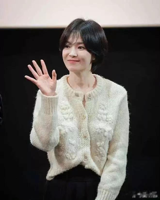 40多岁的宋慧乔剪了短发,看起来一下子年轻了好几岁