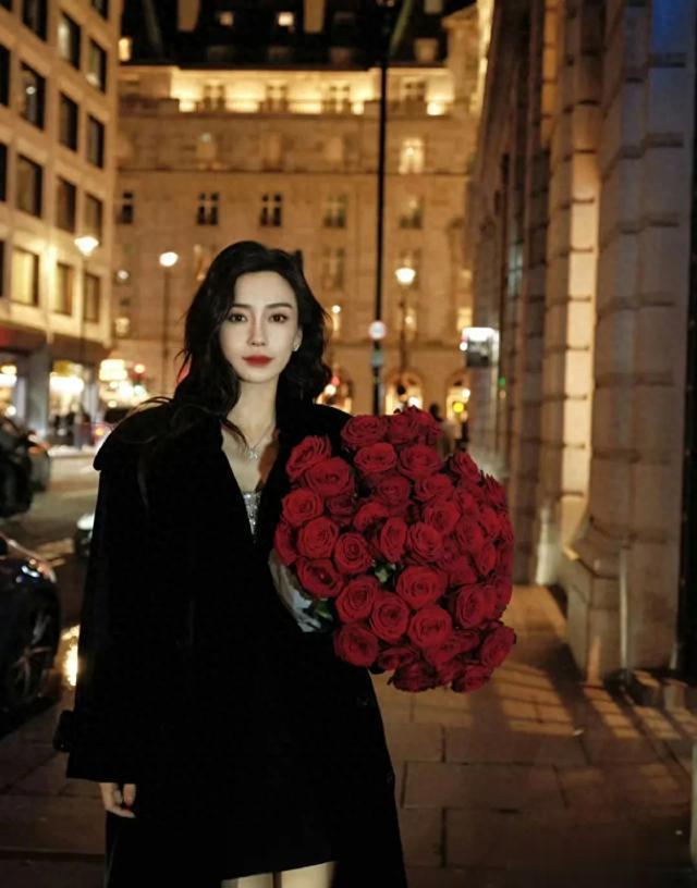 杨颖出席巴黎时装周三场大秀，从哪里跌倒就从哪里爬起来